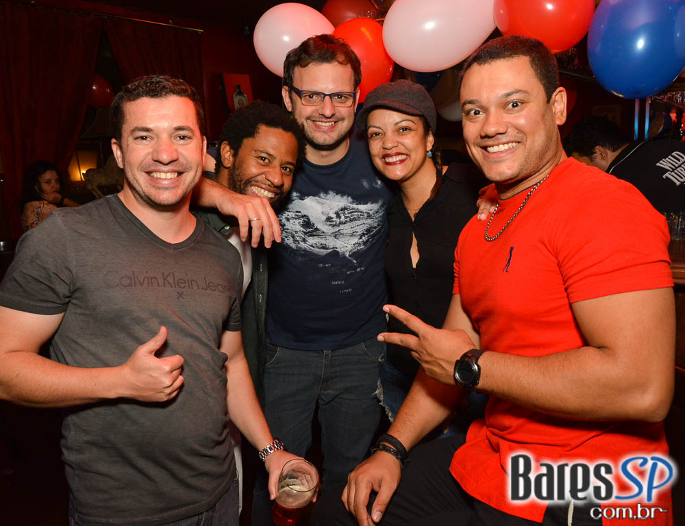 Banda Vih e William Kim agitaram a noite com clássicos do rock no Republic Pub Banda Vih e William Kim agitaram a noite com clássicos do rock no Republic Pub