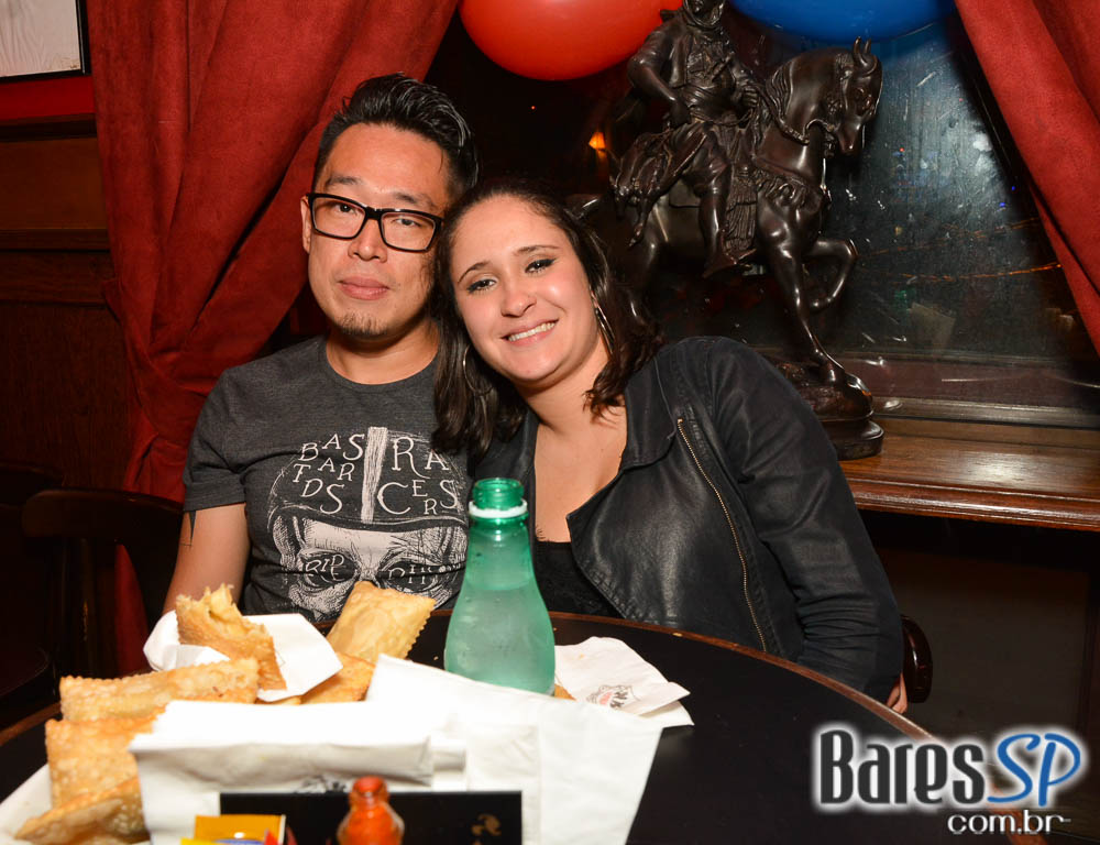 Banda Vih e William Kim agitaram a noite com clássicos do rock no Republic Pub Banda Vih e William Kim agitaram a noite com clássicos do rock no Republic Pub