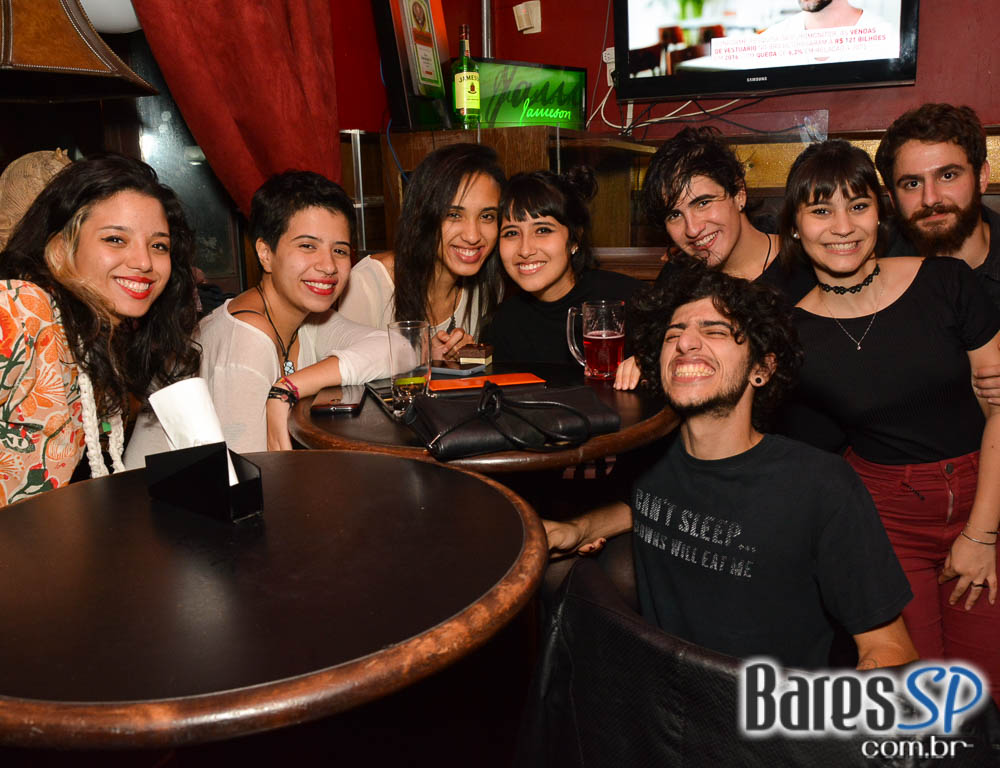 Banda Vih e William Kim agitaram a noite com clássicos do rock no Republic Pub Banda Vih e William Kim agitaram a noite com clássicos do rock no Republic Pub