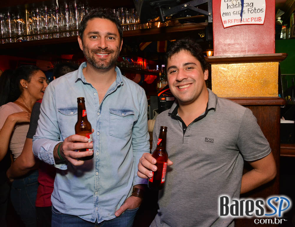 Banda Vih e William Kim agitaram a noite com clássicos do rock no Republic Pub Banda Vih e William Kim agitaram a noite com clássicos do rock no Republic Pub