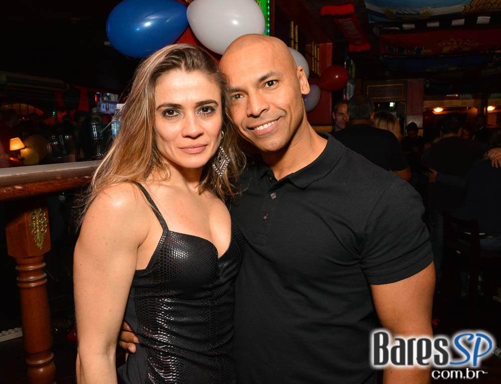 Banda Vih e William Kim agitaram a noite com clássicos do rock no Republic Pub Banda Vih e William Kim agitaram a noite com clássicos do rock no Republic Pub