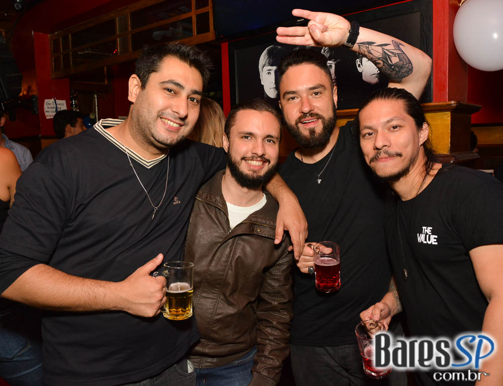 Banda Vih e William Kim agitaram a noite com clássicos do rock no Republic Pub Banda Vih e William Kim agitaram a noite com clássicos do rock no Republic Pub