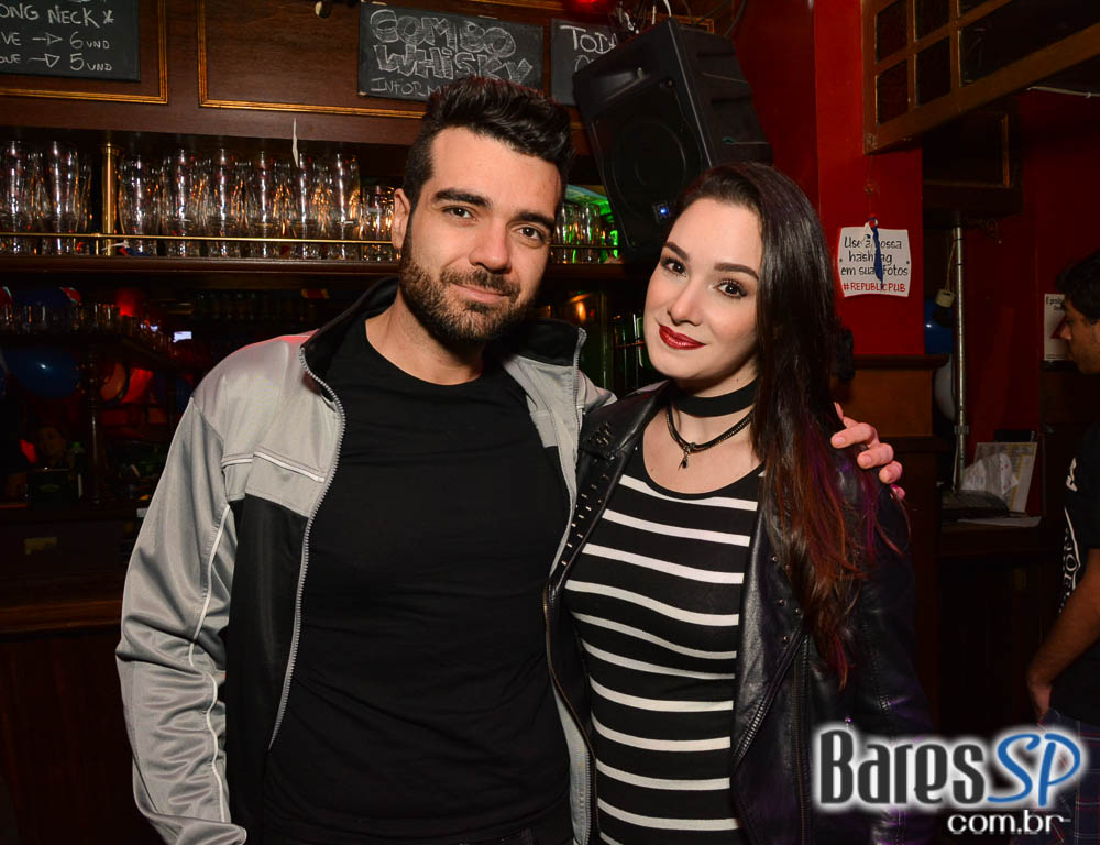 Banda Vih e William Kim agitaram a noite com clássicos do rock no Republic Pub Banda Vih e William Kim agitaram a noite com clássicos do rock no Republic Pub