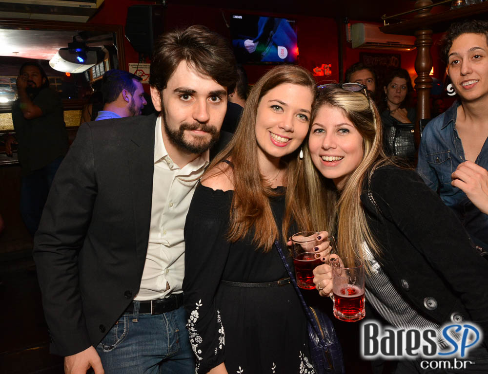 Banda Vih e William Kim agitaram a noite com clássicos do rock no Republic Pub Banda Vih e William Kim agitaram a noite com clássicos do rock no Republic Pub