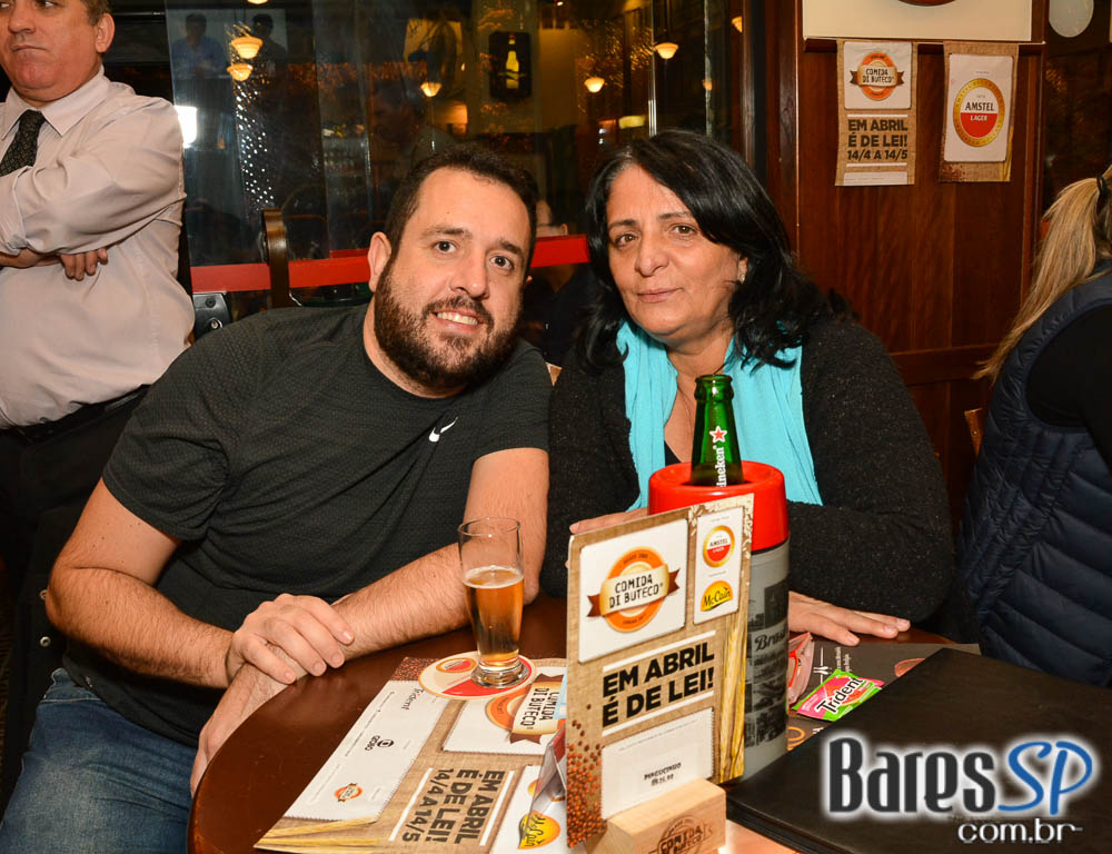 Grupo Transachoro e Dennis Alencar comandaram o sábado no Bar Birô Grupo Transachoro e Dennis Alencar comandaram o sábado no Bar Birô