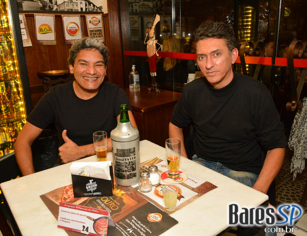 Grupo Transachoro e Dennis Alencar comandaram o sábado no Bar Birô Grupo Transachoro e Dennis Alencar comandaram o sábado no Bar Birô