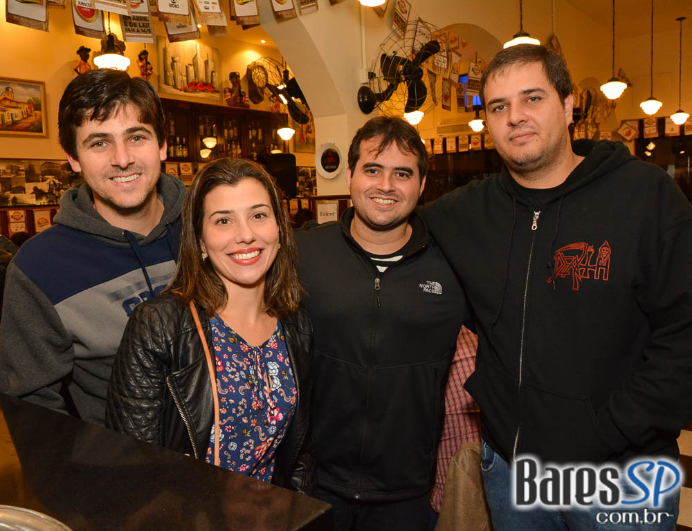 Grupo Transachoro e Dennis Alencar comandaram o sábado no Bar Birô Grupo Transachoro e Dennis Alencar comandaram o sábado no Bar Birô