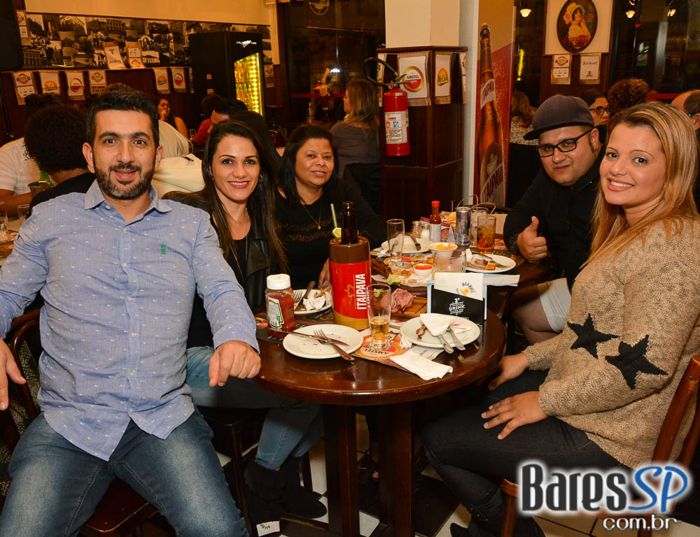 Grupo Transachoro e Dennis Alencar comandaram o sábado no Bar Birô Grupo Transachoro e Dennis Alencar comandaram o sábado no Bar Birô