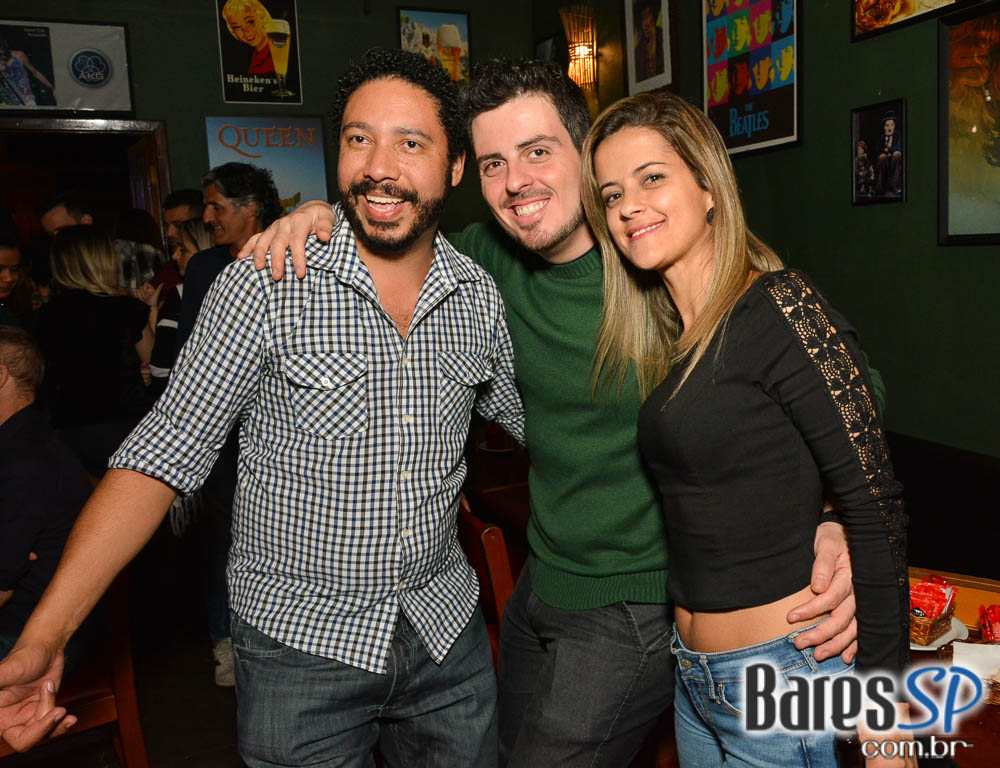 Bandas Rock 5 e Troya comandaram a noite com pop rock no Ton Ton Jazz Bandas Rock 5 e Troya comandaram a noite com pop rock no Ton Ton Jazz