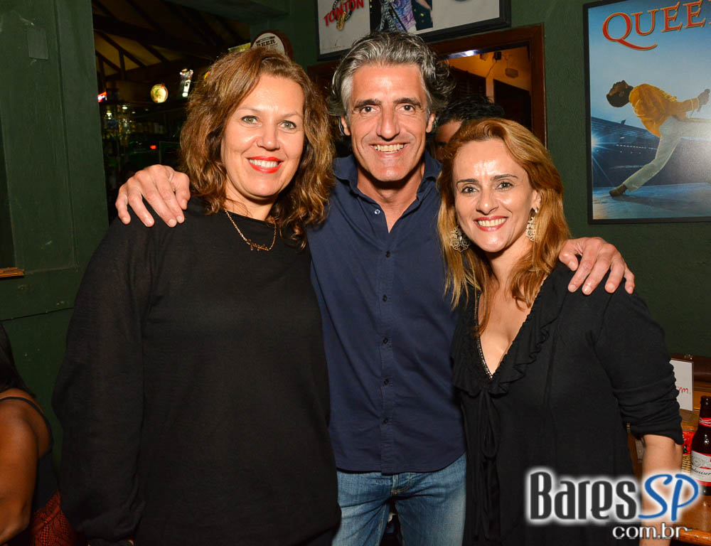 Bandas Rock 5 e Troya comandaram a noite com pop rock no Ton Ton Jazz Bandas Rock 5 e Troya comandaram a noite com pop rock no Ton Ton Jazz