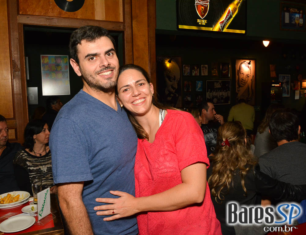 Bandas Rock 5 e Troya comandaram a noite com pop rock no Ton Ton Jazz Bandas Rock 5 e Troya comandaram a noite com pop rock no Ton Ton Jazz