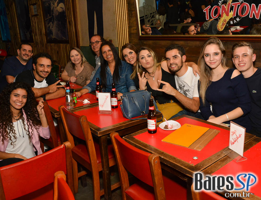 Bandas Rock 5 e Troya comandaram a noite com pop rock no Ton Ton Jazz Bandas Rock 5 e Troya comandaram a noite com pop rock no Ton Ton Jazz