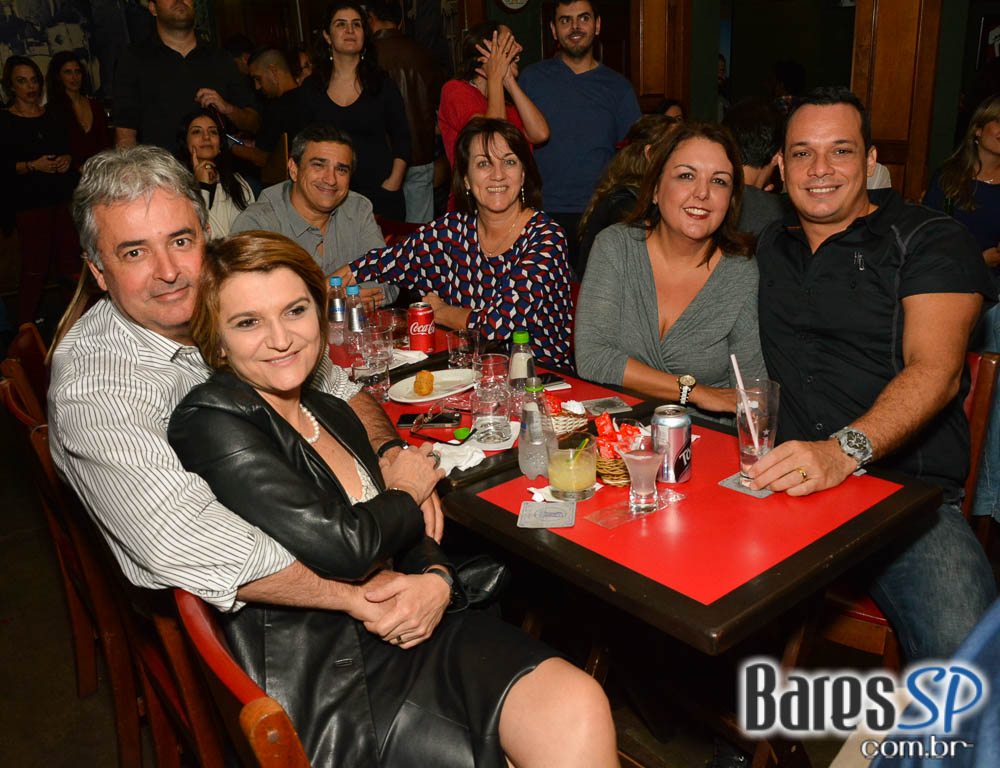 Bandas Rock 5 e Troya comandaram a noite com pop rock no Ton Ton Jazz Bandas Rock 5 e Troya comandaram a noite com pop rock no Ton Ton Jazz