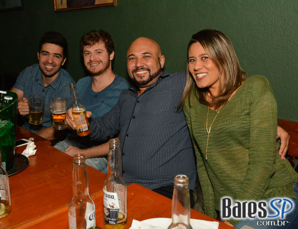 Bandas Rock 5 e Troya comandaram a noite com pop rock no Ton Ton Jazz Bandas Rock 5 e Troya comandaram a noite com pop rock no Ton Ton Jazz