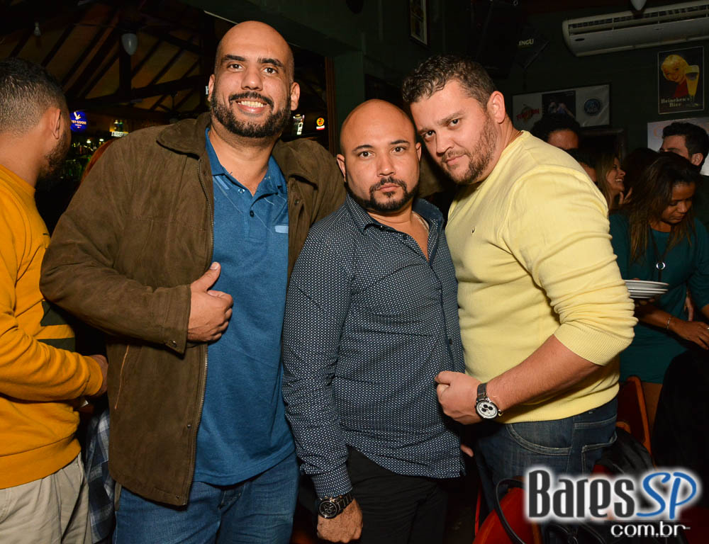 Bandas Rock 5 e Troya comandaram a noite com pop rock no Ton Ton Jazz Bandas Rock 5 e Troya comandaram a noite com pop rock no Ton Ton Jazz