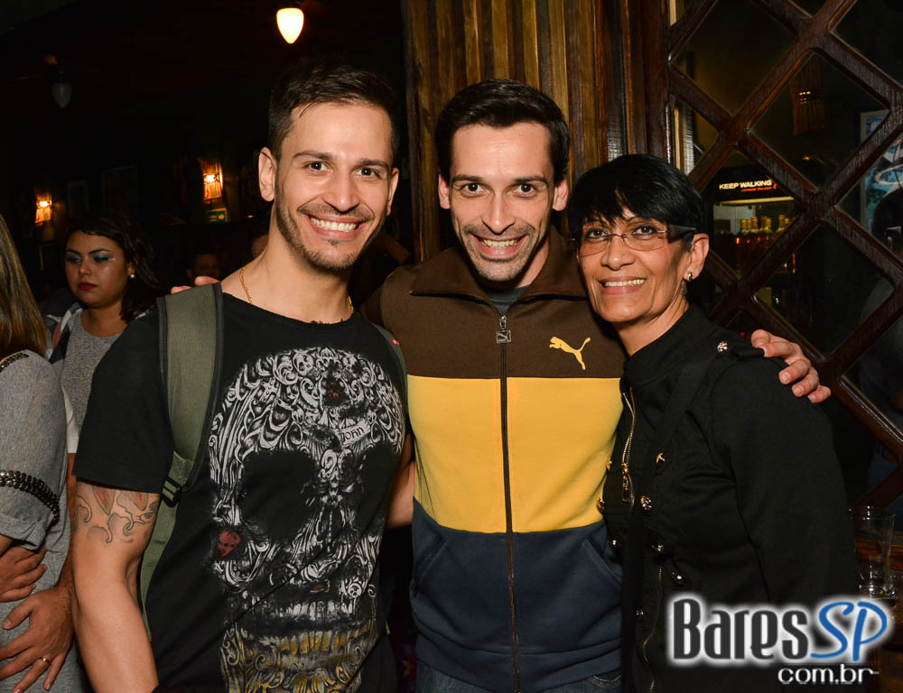 Bandas Rock 5 e Troya comandaram a noite com pop rock no Ton Ton Jazz Bandas Rock 5 e Troya comandaram a noite com pop rock no Ton Ton Jazz