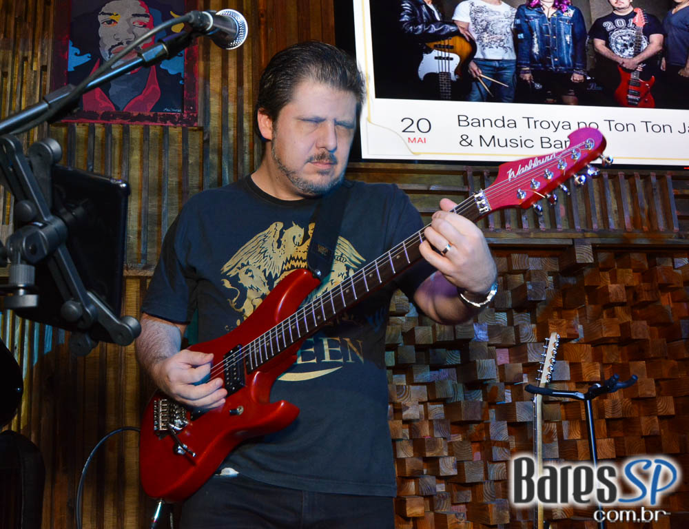 Bandas Rock 5 e Troya comandaram a noite com pop rock no Ton Ton Jazz Bandas Rock 5 e Troya comandaram a noite com pop rock no Ton Ton Jazz