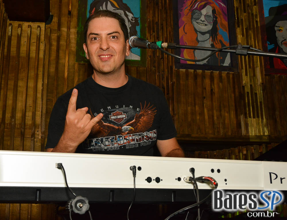 Bandas Rock 5 e Troya comandaram a noite com pop rock no Ton Ton Jazz Bandas Rock 5 e Troya comandaram a noite com pop rock no Ton Ton Jazz