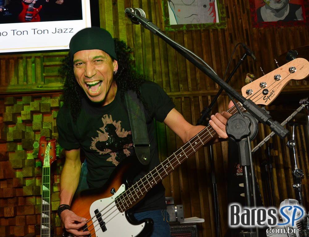 Bandas Rock 5 e Troya comandaram a noite com pop rock no Ton Ton Jazz Bandas Rock 5 e Troya comandaram a noite com pop rock no Ton Ton Jazz