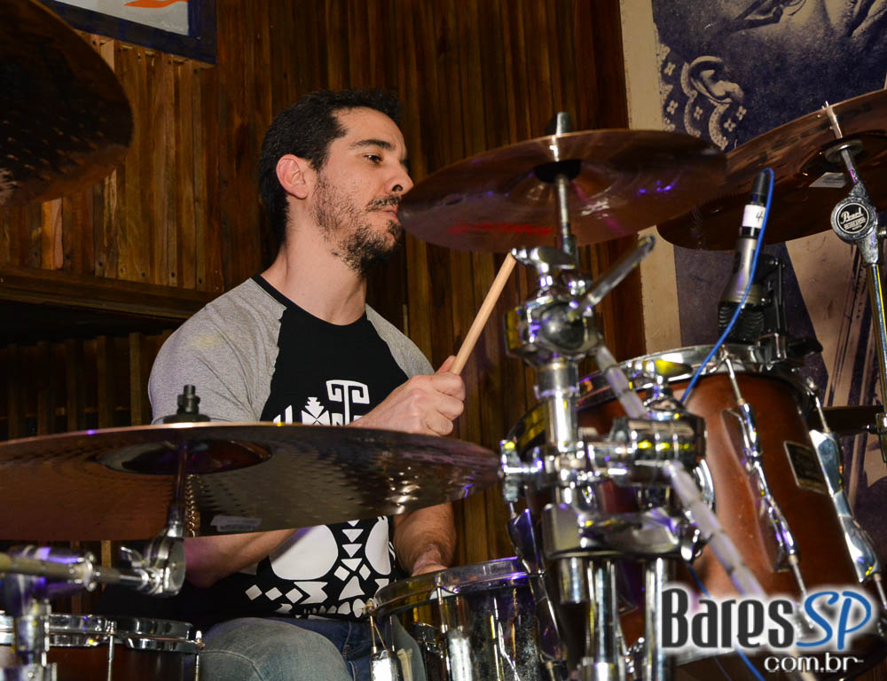 Bandas Rock 5 e Troya comandaram a noite com pop rock no Ton Ton Jazz Bandas Rock 5 e Troya comandaram a noite com pop rock no Ton Ton Jazz