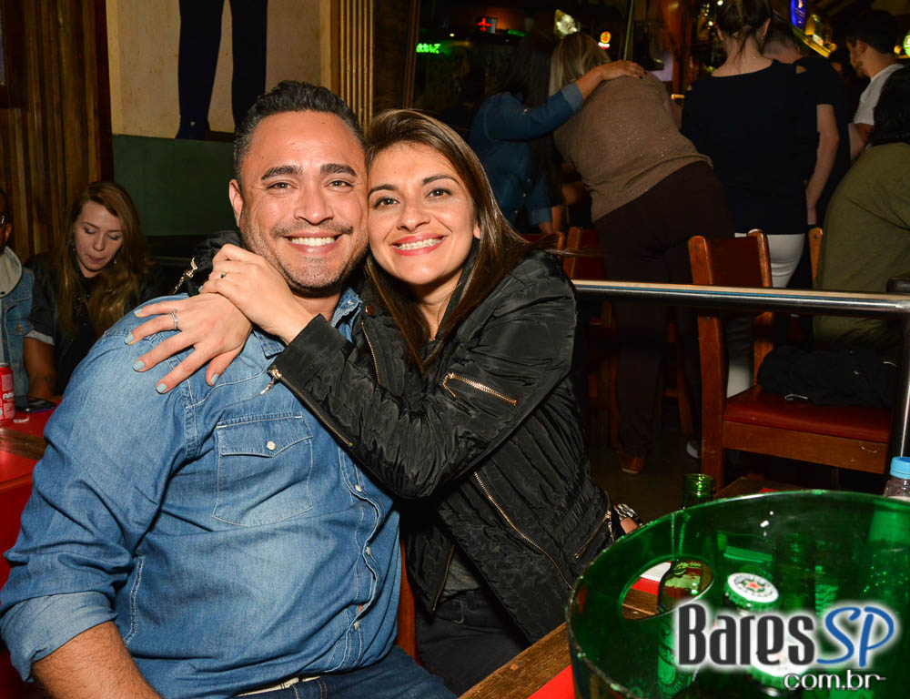 Bandas Rock 5 e Troya comandaram a noite com pop rock no Ton Ton Jazz Bandas Rock 5 e Troya comandaram a noite com pop rock no Ton Ton Jazz