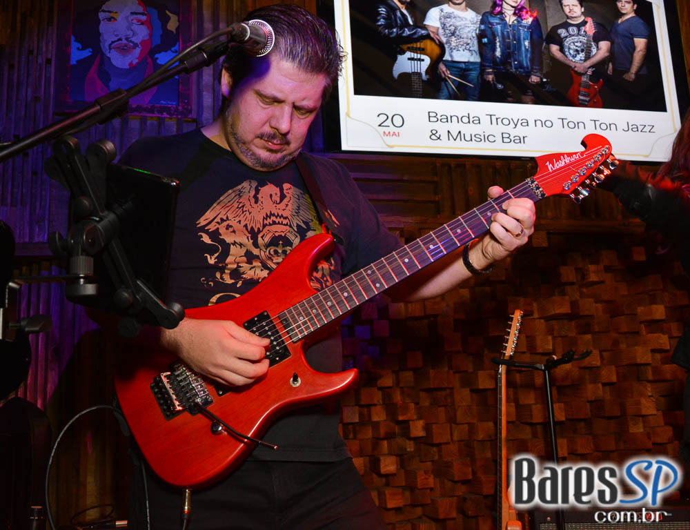 Bandas Rock 5 e Troya comandaram a noite com pop rock no Ton Ton Jazz Bandas Rock 5 e Troya comandaram a noite com pop rock no Ton Ton Jazz