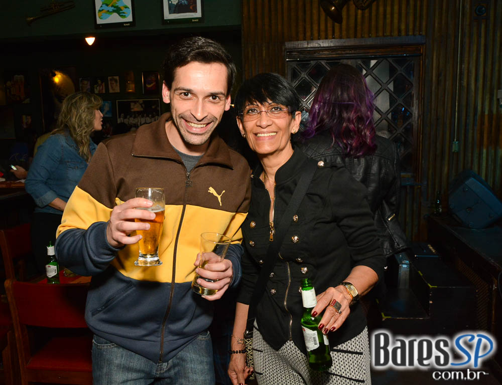 Bandas Rock 5 e Troya comandaram a noite com pop rock no Ton Ton Jazz Bandas Rock 5 e Troya comandaram a noite com pop rock no Ton Ton Jazz