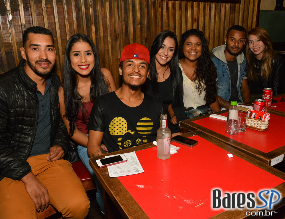 Bandas Rock 5 e Troya comandaram a noite com pop rock no Ton Ton Jazz Bandas Rock 5 e Troya comandaram a noite com pop rock no Ton Ton Jazz