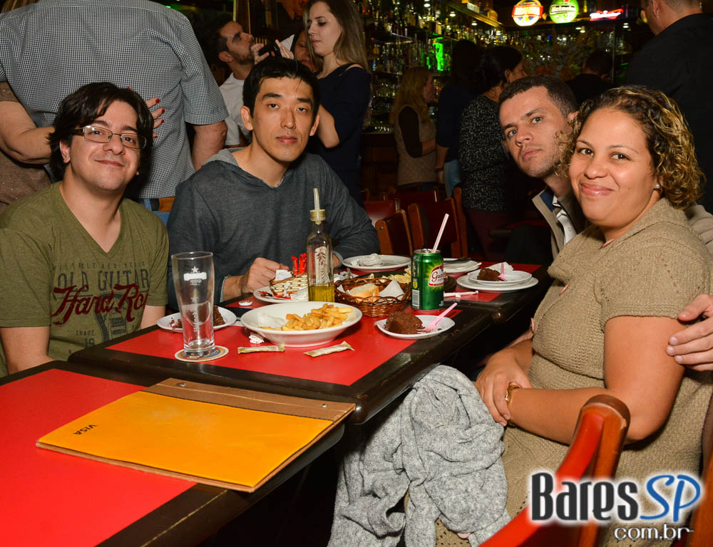 Bandas Rock 5 e Troya comandaram a noite com pop rock no Ton Ton Jazz Bandas Rock 5 e Troya comandaram a noite com pop rock no Ton Ton Jazz