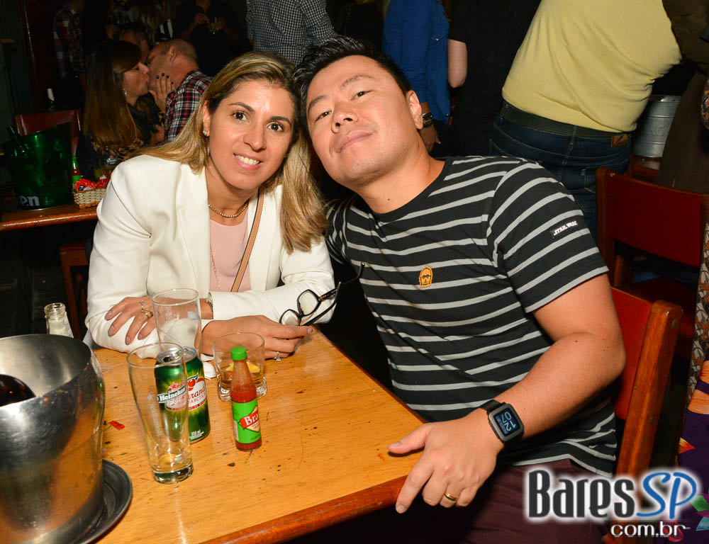 Bandas Rock 5 e Troya comandaram a noite com pop rock no Ton Ton Jazz Bandas Rock 5 e Troya comandaram a noite com pop rock no Ton Ton Jazz