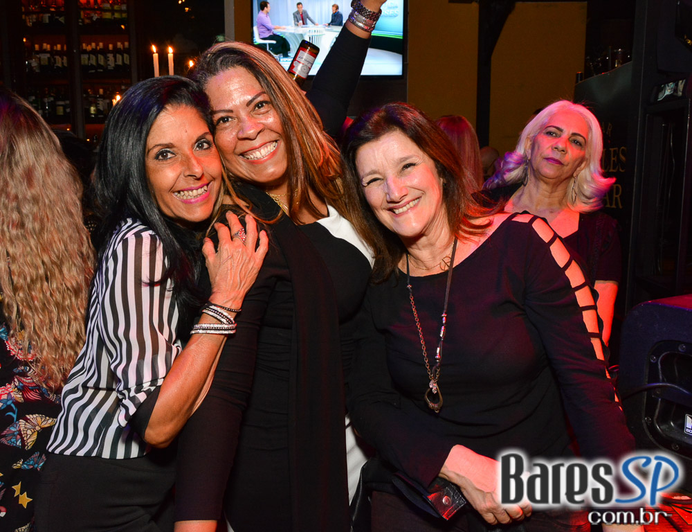 Bar Charles Edward realizou Festa do Cupido com Dom Paulinho Lima na sexta-feira, 09 de junho Bar Charles Edward realizou Festa do Cupido com Dom Paulinho Lima na sexta-feira, 09 de junho