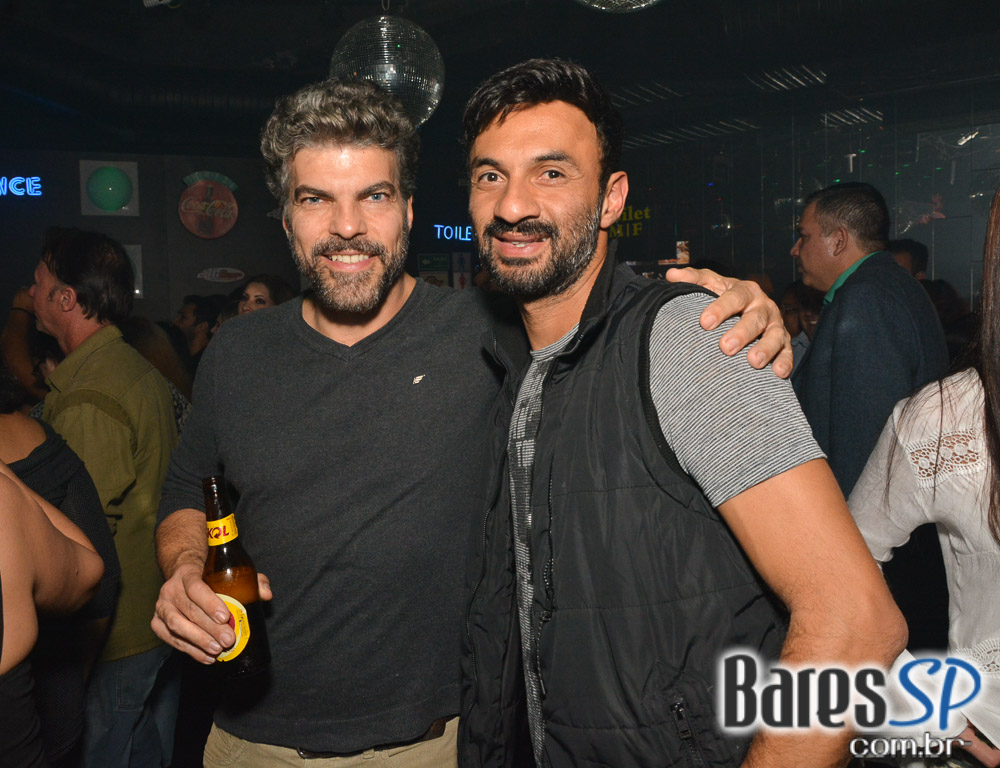 DJs Sandrinho, Zhenna e VJ Daniel Tutunic comandaram a Noite do Pirulito no Akbar Lounge e Disco DJs Sandrinho, Zhenna e VJ Daniel Tutunic comandaram a Noite do Pirulito no Akbar Lounge e Disco