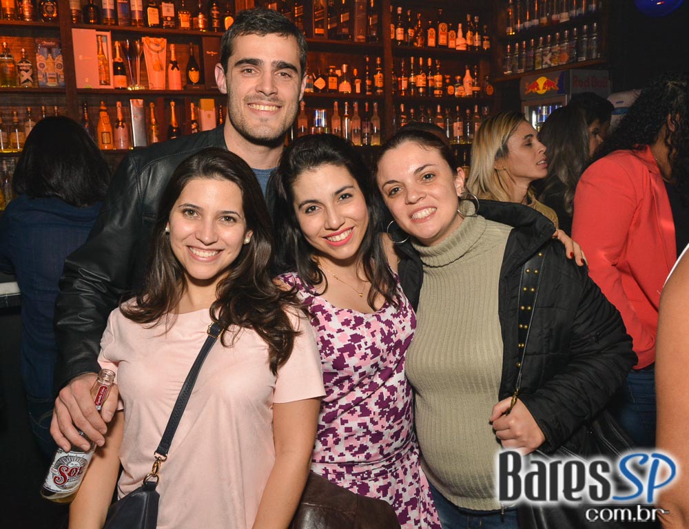 DJs Sandrinho, Zhenna e VJ Daniel Tutunic comandaram a Noite do Pirulito no Akbar Lounge e Disco DJs Sandrinho, Zhenna e VJ Daniel Tutunic comandaram a Noite do Pirulito no Akbar Lounge e Disco