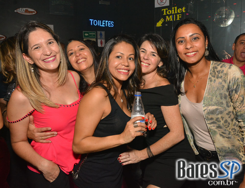 DJs Sandrinho, Zhenna e VJ Daniel Tutunic comandaram a Noite do Pirulito no Akbar Lounge e Disco DJs Sandrinho, Zhenna e VJ Daniel Tutunic comandaram a Noite do Pirulito no Akbar Lounge e Disco