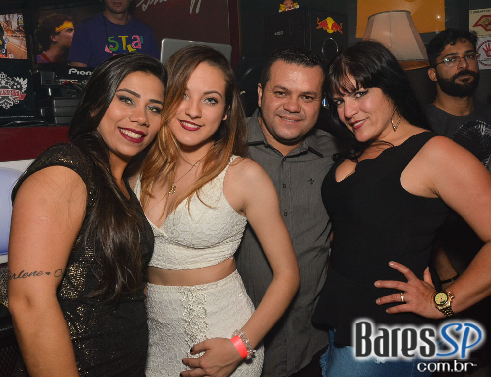 DJs Sandrinho, Zhenna e VJ Daniel Tutunic comandaram a Noite do Pirulito no Akbar Lounge e Disco DJs Sandrinho, Zhenna e VJ Daniel Tutunic comandaram a Noite do Pirulito no Akbar Lounge e Disco