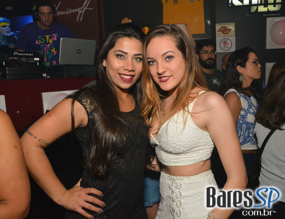 DJs Sandrinho, Zhenna e VJ Daniel Tutunic comandaram a Noite do Pirulito no Akbar Lounge e Disco DJs Sandrinho, Zhenna e VJ Daniel Tutunic comandaram a Noite do Pirulito no Akbar Lounge e Disco