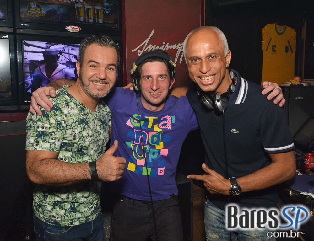DJs Sandrinho, Zhenna e VJ Daniel Tutunic comandaram a Noite do Pirulito no Akbar Lounge e Disco DJs Sandrinho, Zhenna e VJ Daniel Tutunic comandaram a Noite do Pirulito no Akbar Lounge e Disco