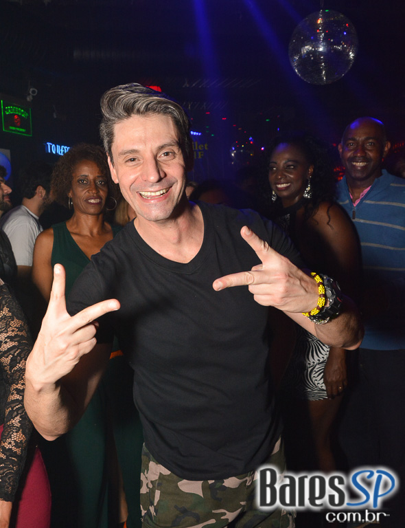 DJs Sandrinho, Zhenna e VJ Daniel Tutunic comandaram a Noite do Pirulito no Akbar Lounge e Disco DJs Sandrinho, Zhenna e VJ Daniel Tutunic comandaram a Noite do Pirulito no Akbar Lounge e Disco