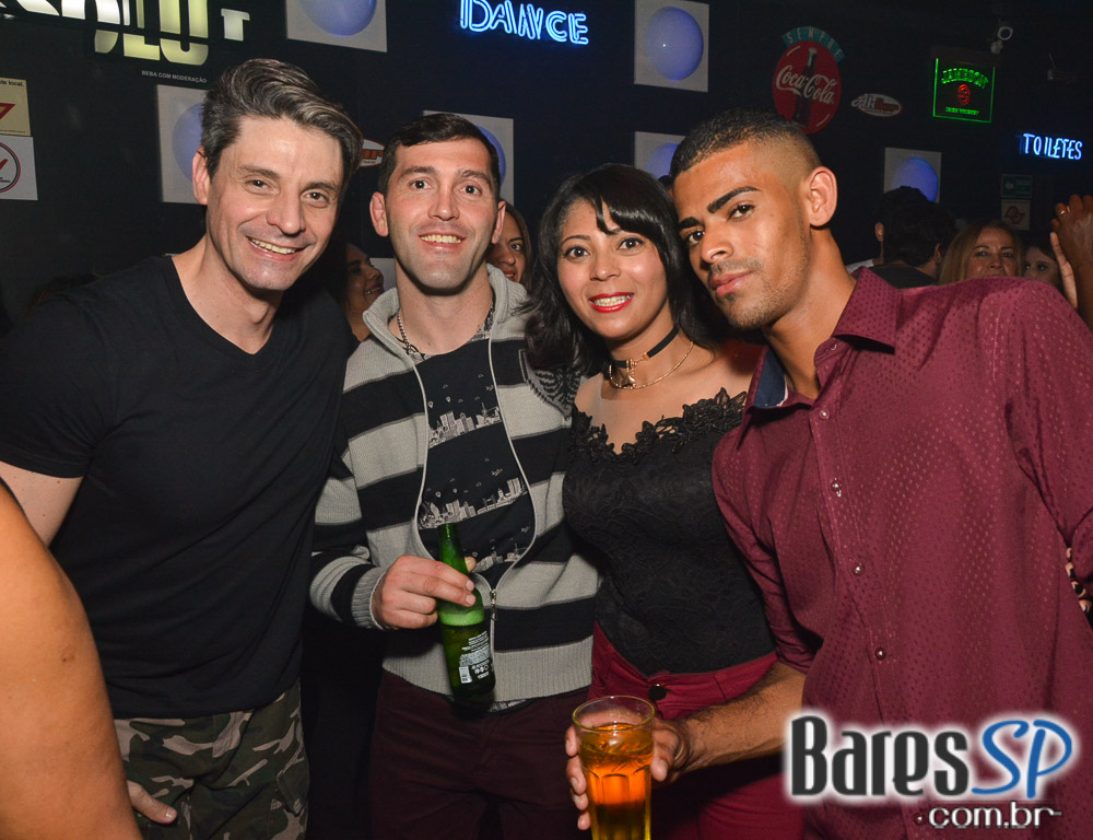 DJs Sandrinho, Zhenna e VJ Daniel Tutunic comandaram a Noite do Pirulito no Akbar Lounge e Disco DJs Sandrinho, Zhenna e VJ Daniel Tutunic comandaram a Noite do Pirulito no Akbar Lounge e Disco