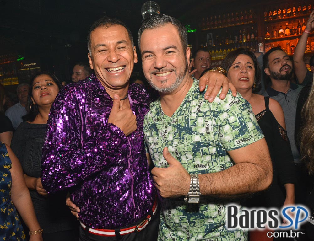 DJs Sandrinho, Zhenna e VJ Daniel Tutunic comandaram a Noite do Pirulito no Akbar Lounge e Disco DJs Sandrinho, Zhenna e VJ Daniel Tutunic comandaram a Noite do Pirulito no Akbar Lounge e Disco