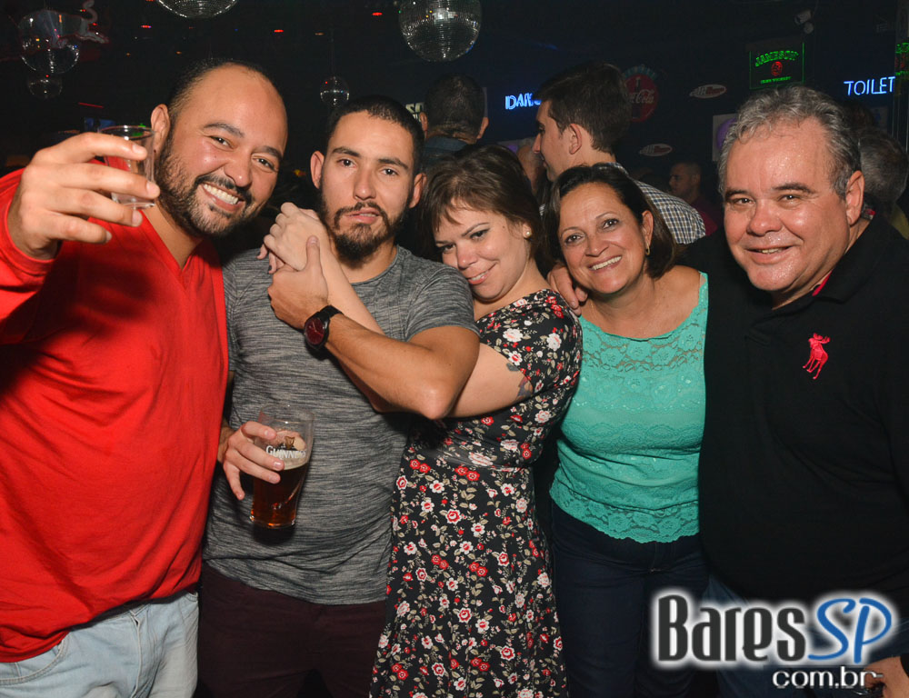 DJs Sandrinho, Zhenna e VJ Daniel Tutunic comandaram a Noite do Pirulito no Akbar Lounge e Disco DJs Sandrinho, Zhenna e VJ Daniel Tutunic comandaram a Noite do Pirulito no Akbar Lounge e Disco