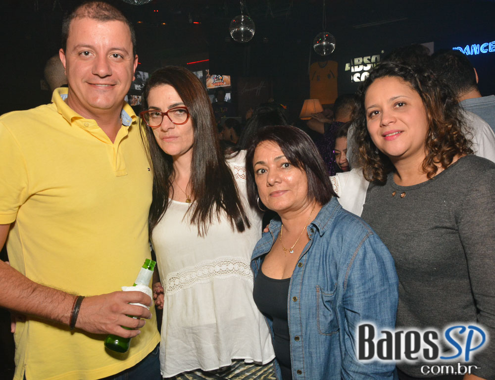 DJs Sandrinho, Zhenna e VJ Daniel Tutunic comandaram a Noite do Pirulito no Akbar Lounge e Disco DJs Sandrinho, Zhenna e VJ Daniel Tutunic comandaram a Noite do Pirulito no Akbar Lounge e Disco