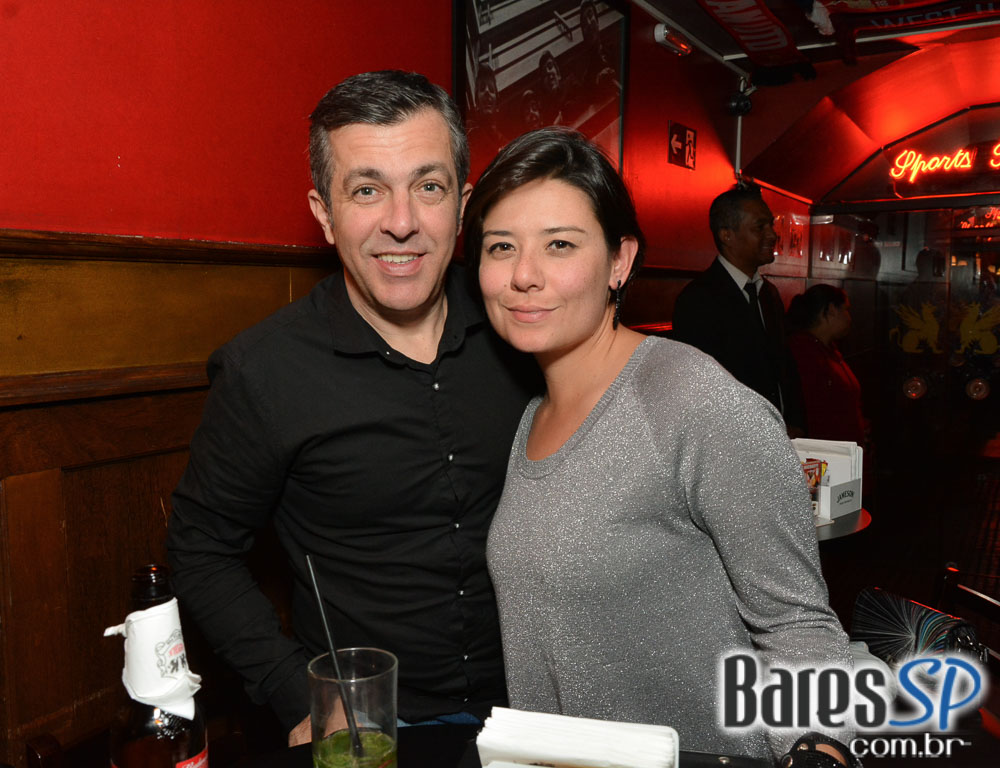 William Kim e Banda Vih animaram a noite com pop rock no Republic Pub William Kim e Banda Vih animaram a noite com pop rock no Republic Pub