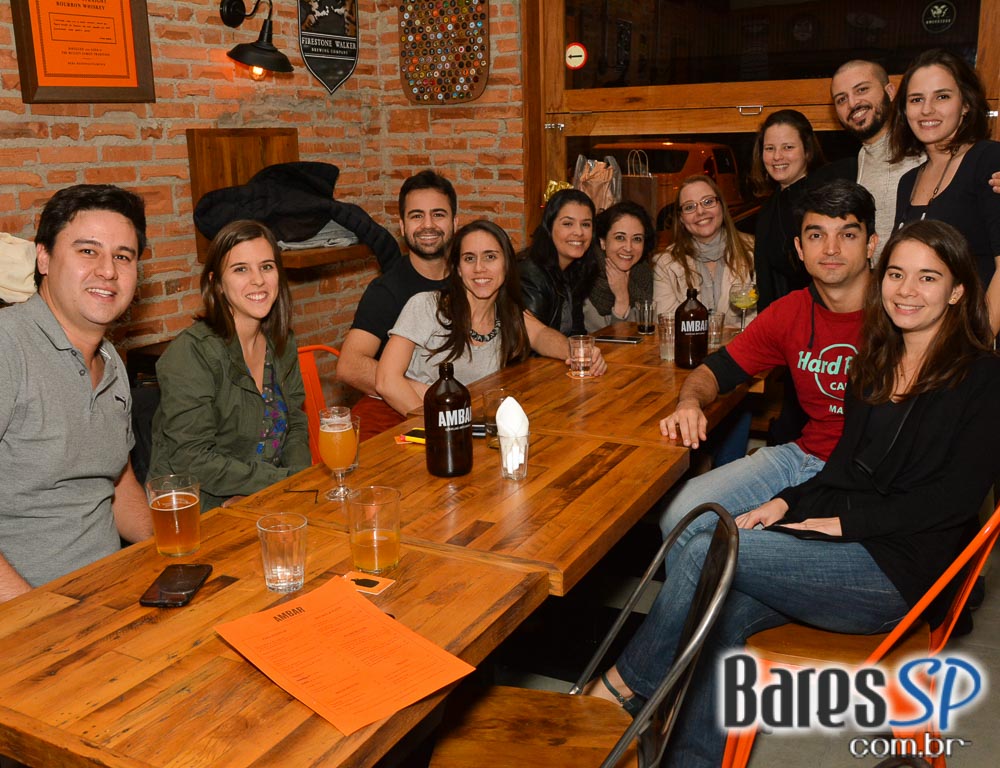 Sábado animado no Ambar Cervejas Artesanais com diversas opções de cervejas artesanais e petiscos Sábado animado no Ambar Cervejas Artesanais com diversas opções de cervejas artesanais e petiscos