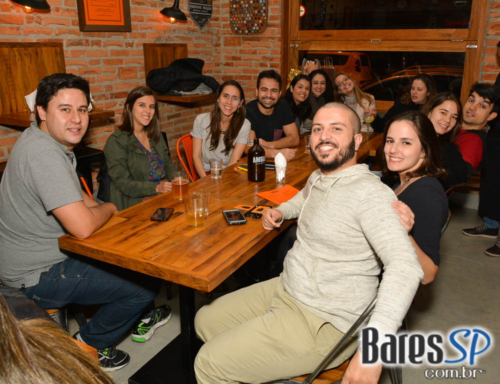 Sábado animado no Ambar Cervejas Artesanais com diversas opções de cervejas artesanais e petiscos Sábado animado no Ambar Cervejas Artesanais com diversas opções de cervejas artesanais e petiscos
