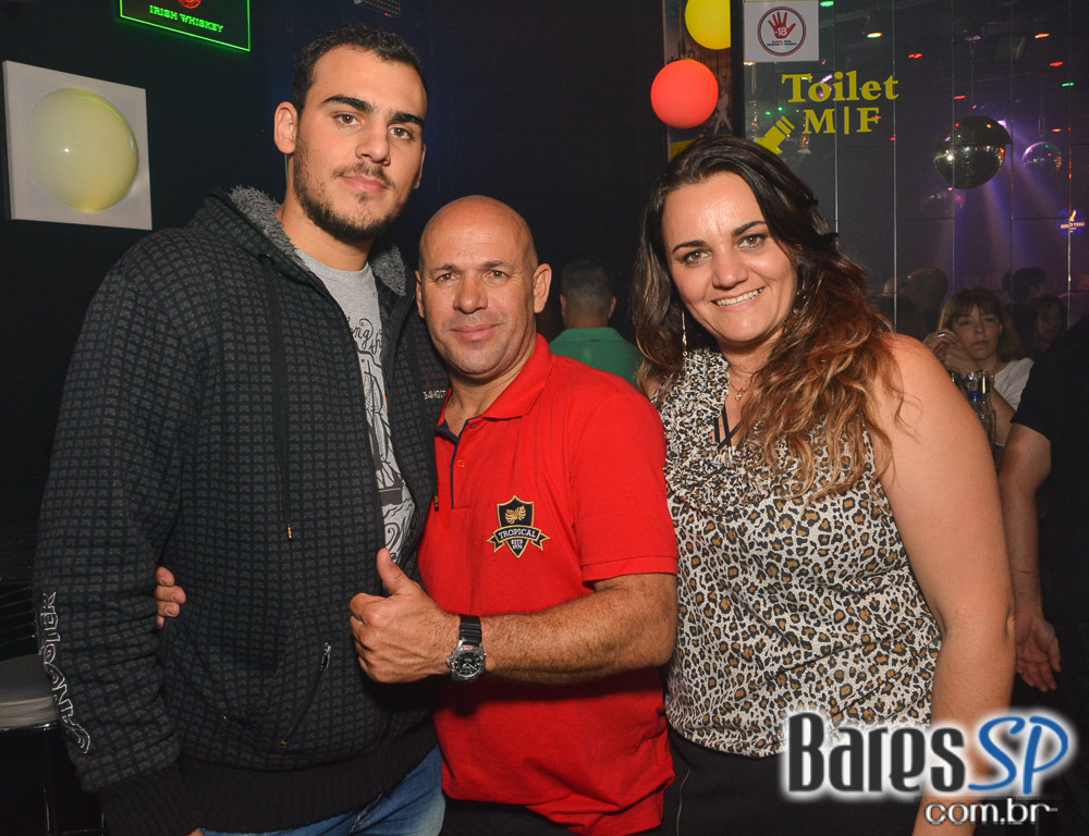 Noite da Cerveja animou a sexta-feira com muito flash back no Akbar Lounge e Disco Noite da Cerveja animou a sexta-feira com muito flash back no Akbar Lounge e Disco