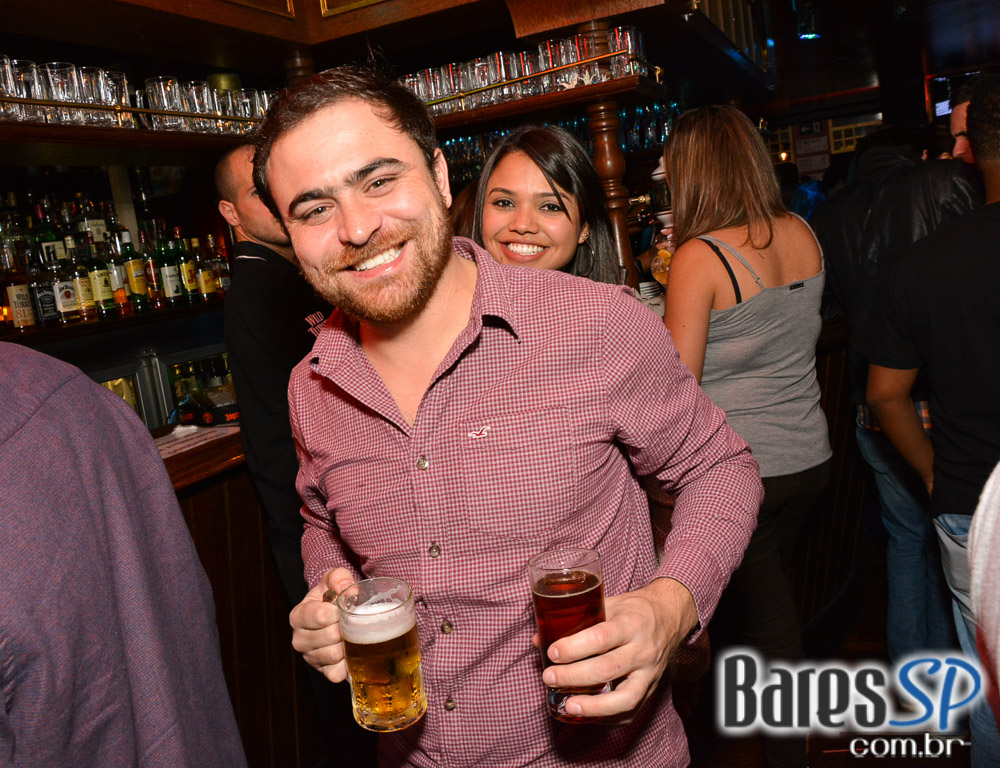 Sal Vincent e banda Bunz comandaram a noite com pop rock no Republic Pub Sal Vincent e banda Bunz comandaram a noite com pop rock no Republic Pub