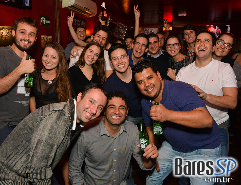 Sal Vincent e banda Bunz comandaram a noite com pop rock no Republic Pub Sal Vincent e banda Bunz comandaram a noite com pop rock no Republic Pub