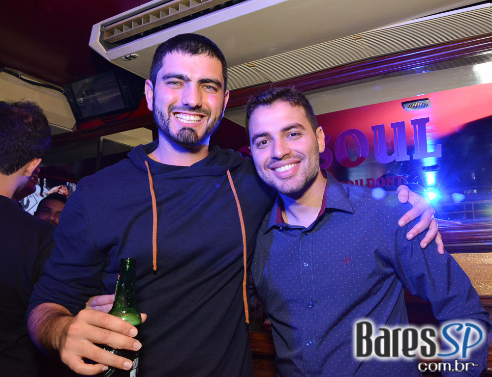 Sal Vincent e banda Bunz comandaram a noite com pop rock no Republic Pub Sal Vincent e banda Bunz comandaram a noite com pop rock no Republic Pub