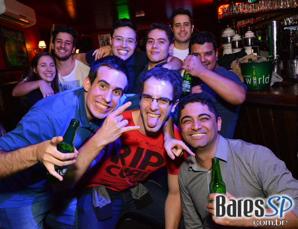 Sal Vincent e banda Bunz comandaram a noite com pop rock no Republic Pub Sal Vincent e banda Bunz comandaram a noite com pop rock no Republic Pub